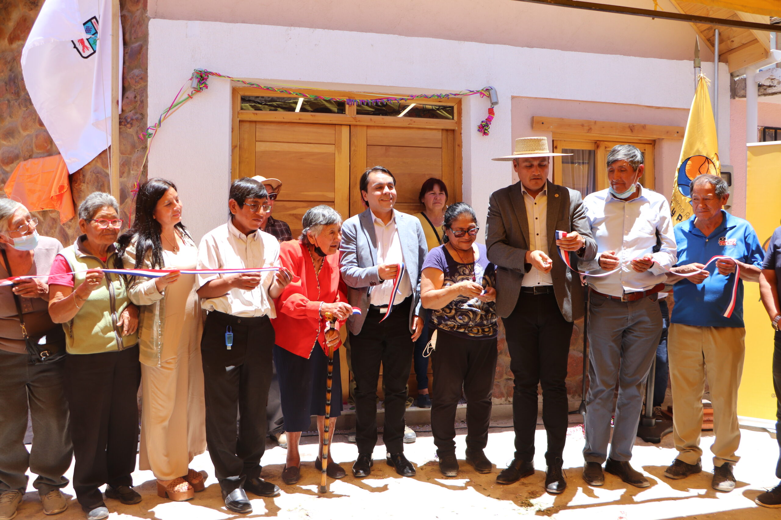 Corte de cinta en inauguración sede social de localidad de Codpa
